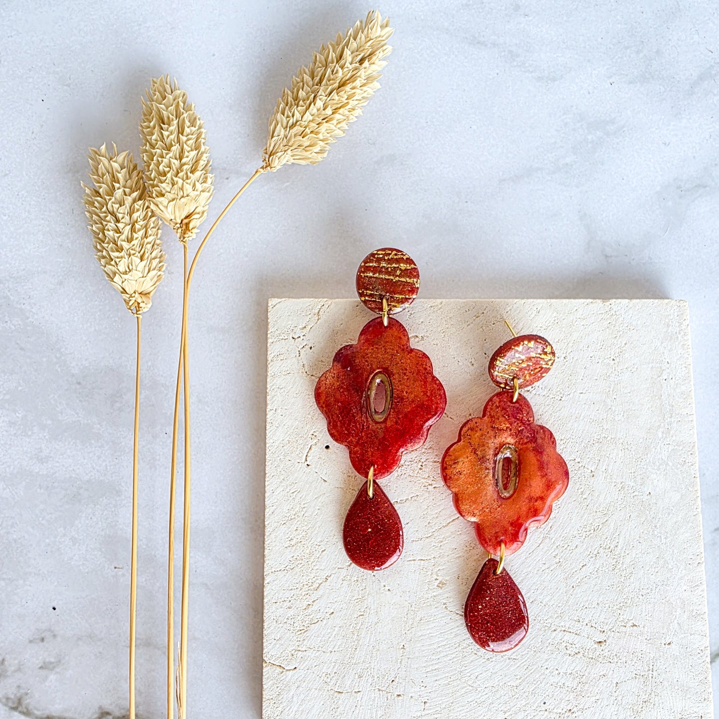 Warmrode uniek handgemaakte oorbel in bloemvorm