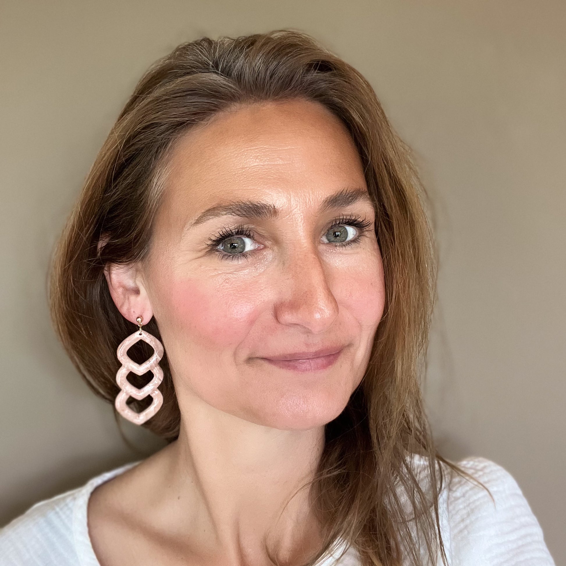 Unieke handgemaakte statement polymeerklei oorbel kopen bij Handmade Elegance by Delfine