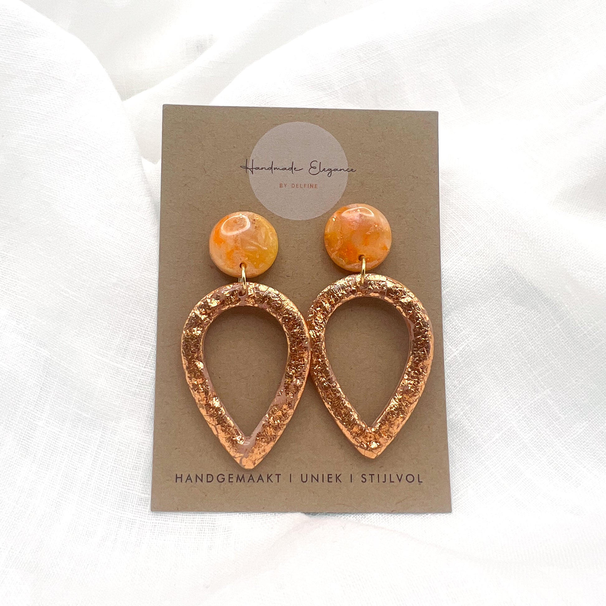 Unieke handgemaakte lange polymeerklei oorbel kopen bij Handmade Elegance by Delfine