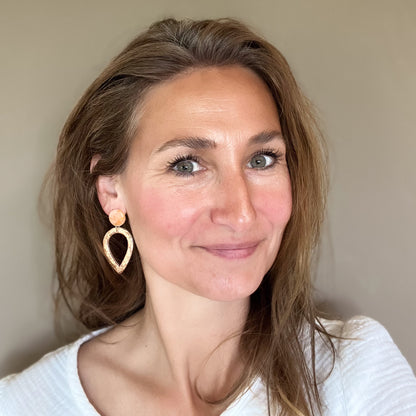 Unieke handgemaakte bronzen polymeerklei oorbel kopen bij Handmade Elegance by Delfine