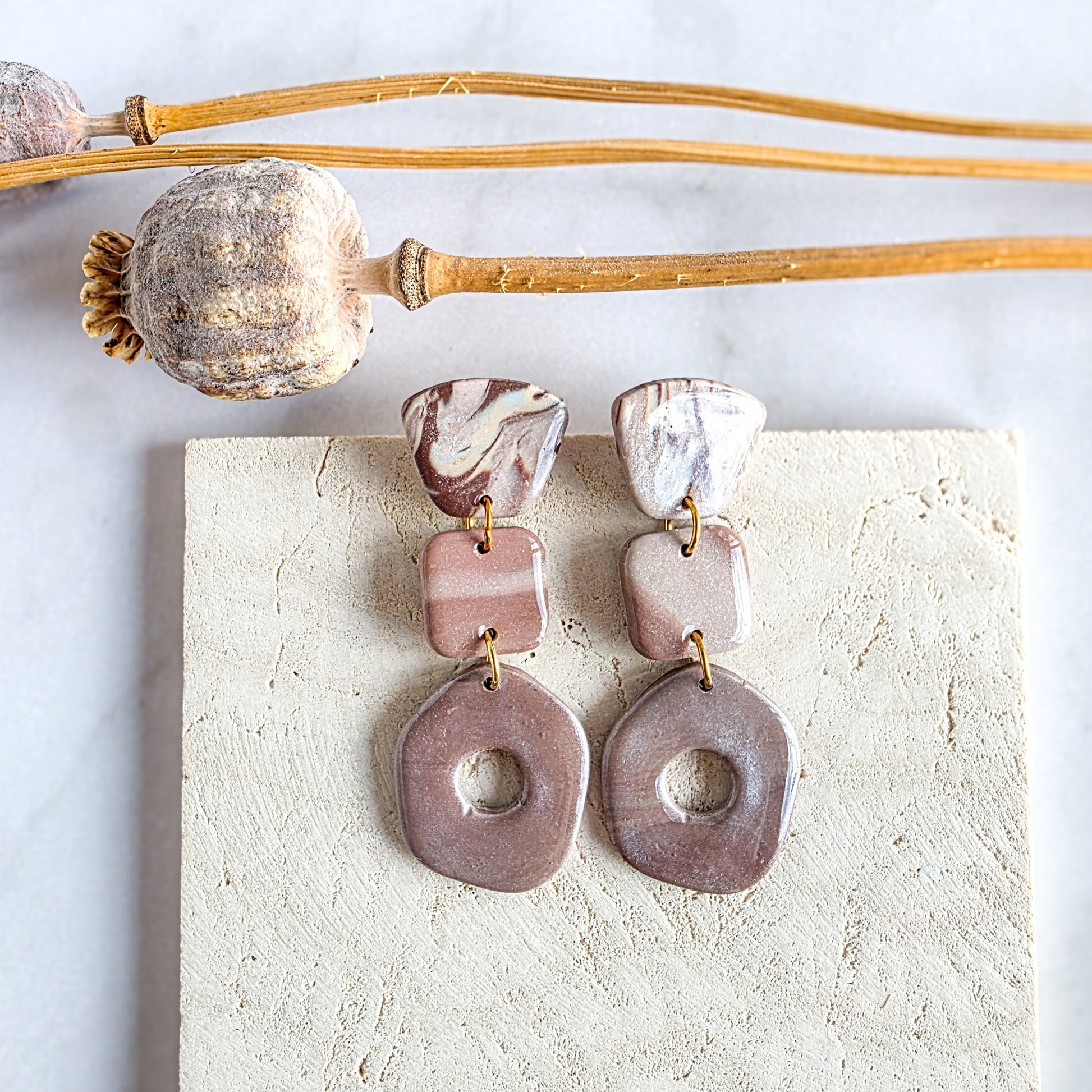 Lange oorbel met taupe van Handmade Elegance by Delfine