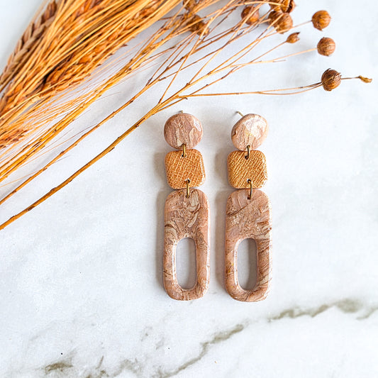 Lange beige met bronzen handgemaakte oorbel