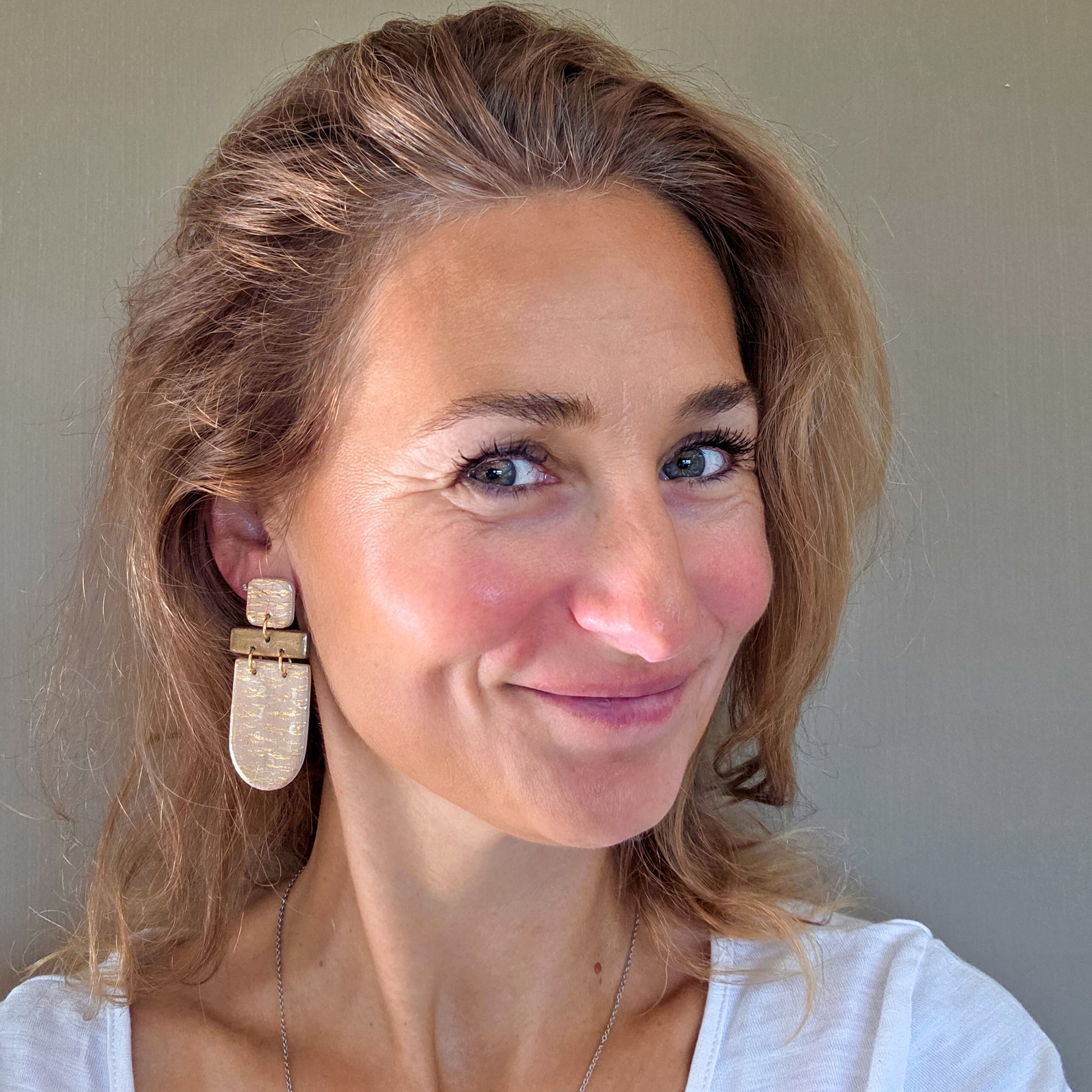 Unieke lange oorbellen in goud, handgemaakt en gedragen – Handmade Elegance by Delfine