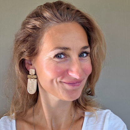 Unieke lange oorbellen in goud, handgemaakt en gedragen – Handmade Elegance by Delfine