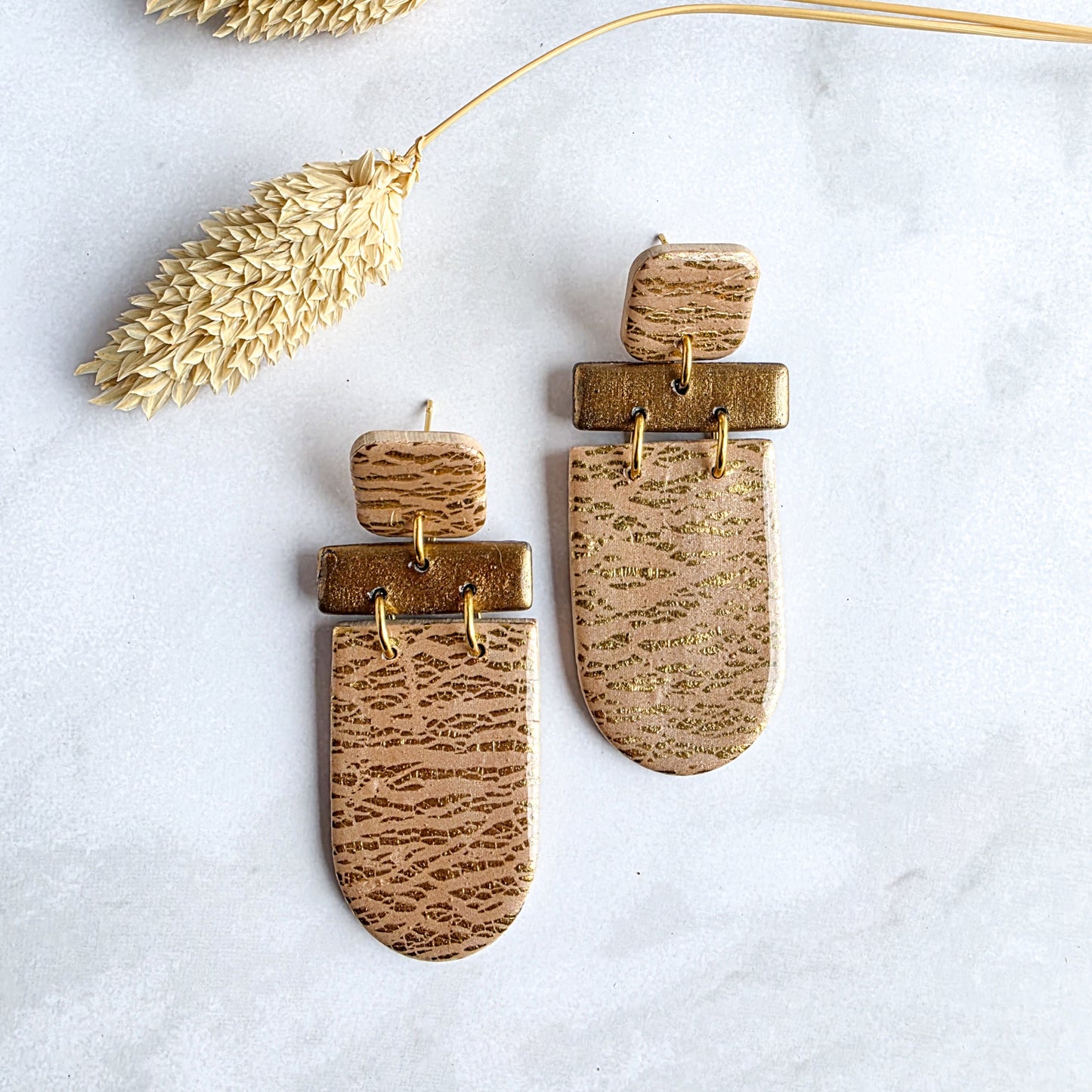 Unieke lange oorbellen met goud, handgemaakt en gedragen – Handmade Elegance by Delfine