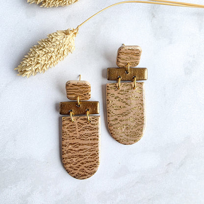 Unieke lange oorbellen met goud, handgemaakt en gedragen – Handmade Elegance by Delfine