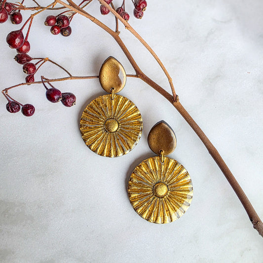 Unieke ronde lange oorbellen in goudkleur, handgemaakt en gedragen – Handmade Elegance by Delfine