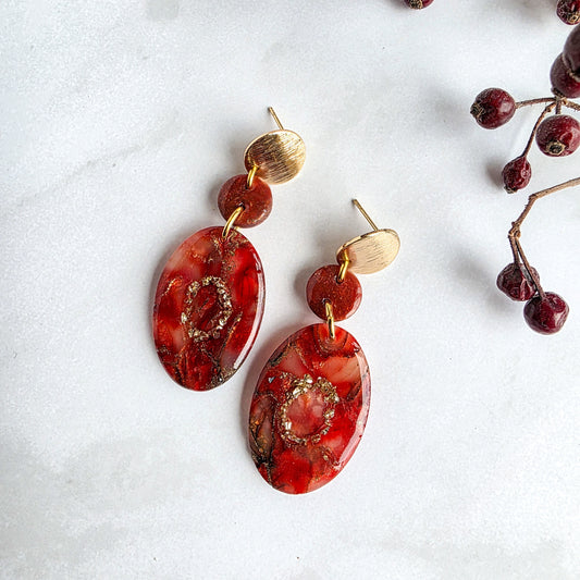Stijlvolle ovalen oorbellen van polymeerklei in steenrood met goud, uniek en handgemaakt – Handmade Elegance by Delfine