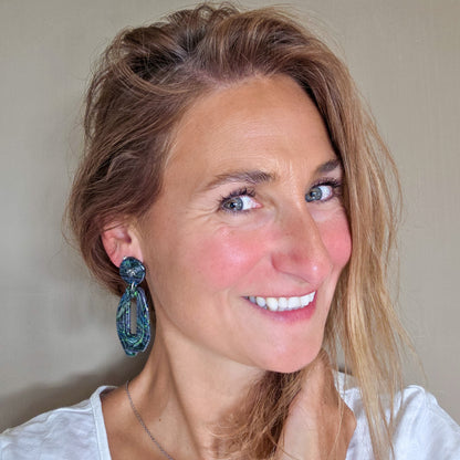 Unieke lange oorbellen in groen en zwart, handgemaakt en gedragen – Handmade Elegance by Delfine