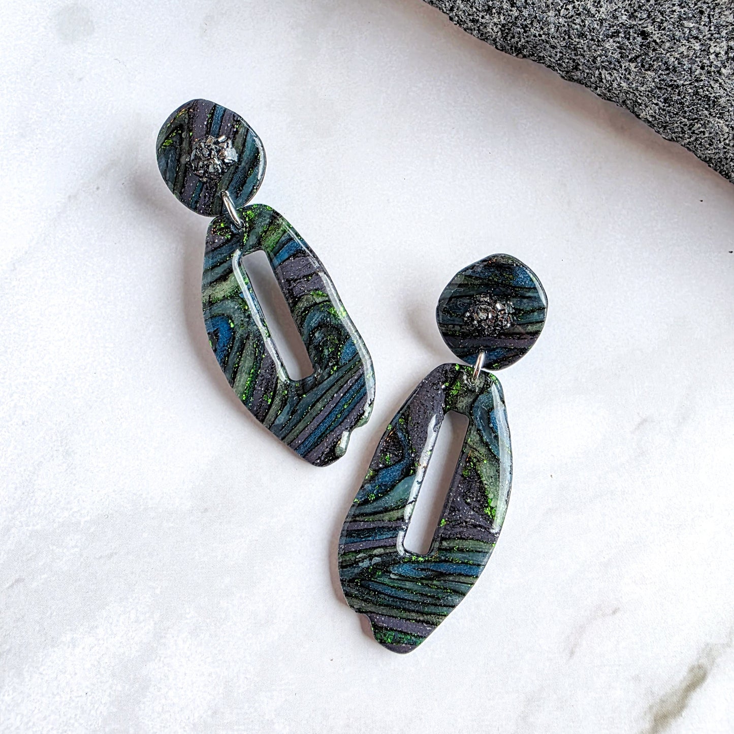 Lange unieke oorbellen met zwart en groen, handgemaakt en gedragen – Handmade Elegance by Delfine