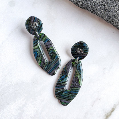 Lange unieke oorbellen met zwart en groen, handgemaakt en gedragen – Handmade Elegance by Delfine