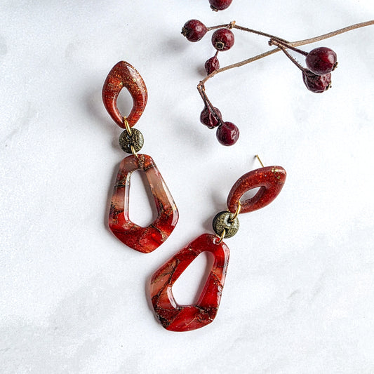 Unieke handgemaakte hoekige oorbellen in steenrood, gemaakt van polymeerklei – Handmade Elegance by Delfine